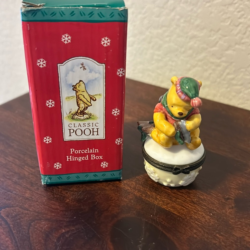 Vintage Classic Pooh porcelain hinged box